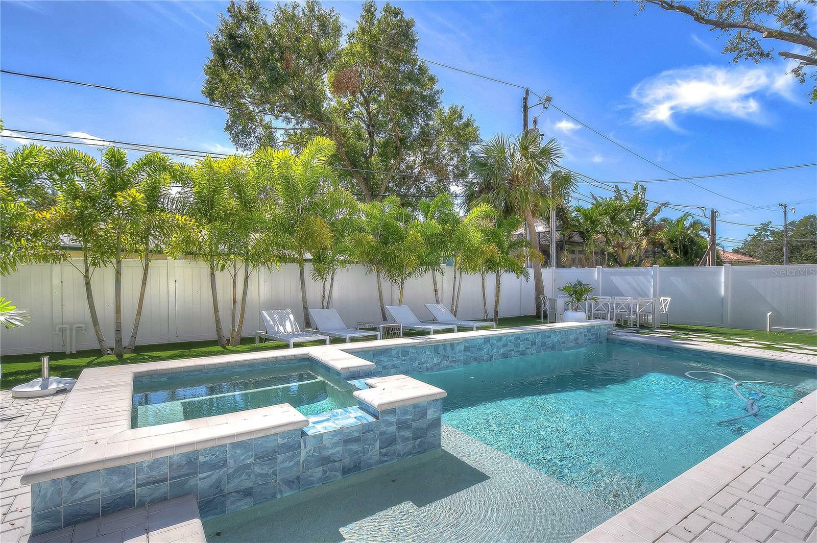 Property Photo: 439 Bayview Drive NE FL 33704