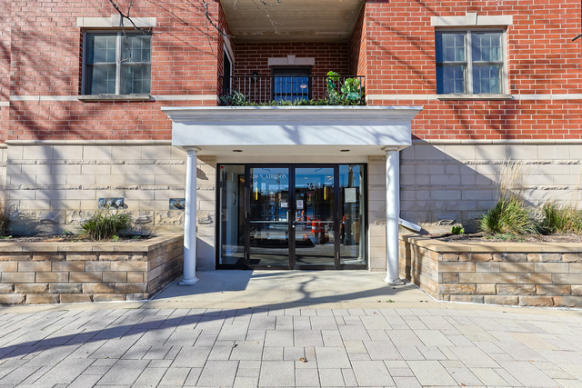 Property Photo: 210 N Addison Avenue 202 IL 60126
