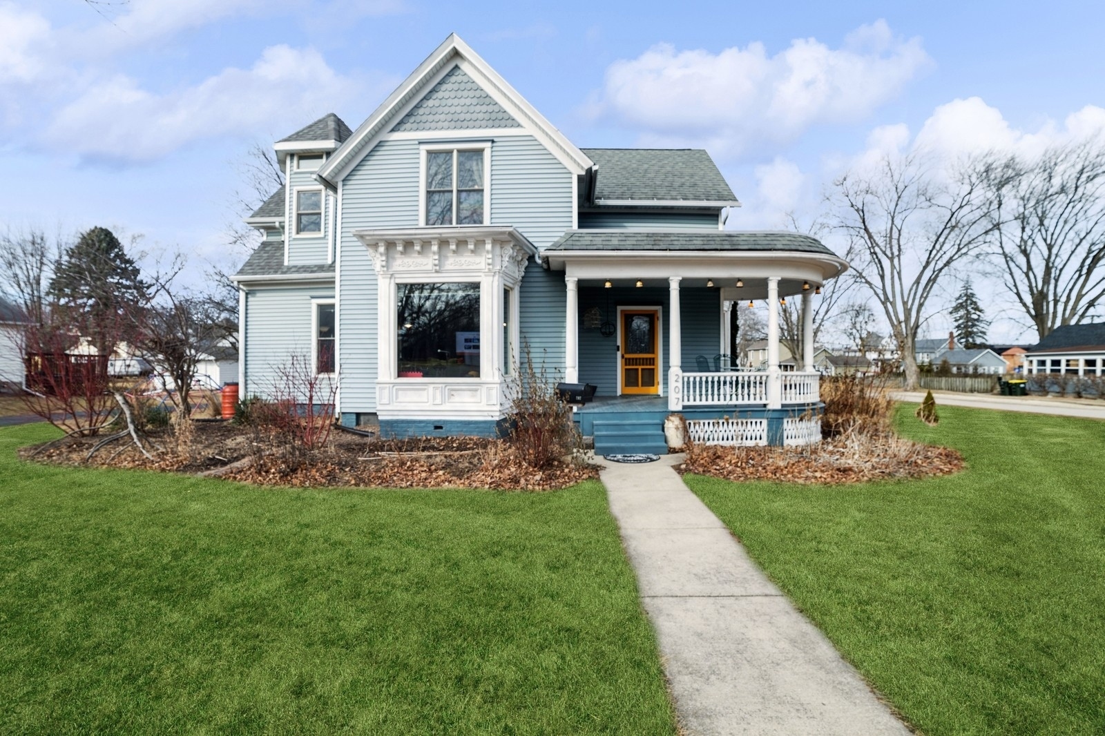 Property Photo:  207 S Locust Street  IL 60135 