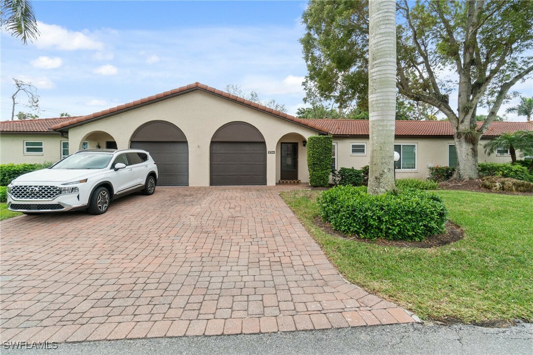 Property Photo:  1094 Forest Lakes Drive  FL 34105 