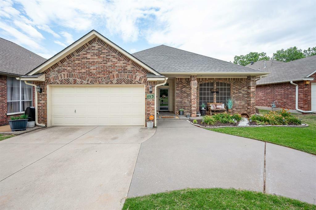Property Photo: 1113 Oak Creek Drive OK 73160