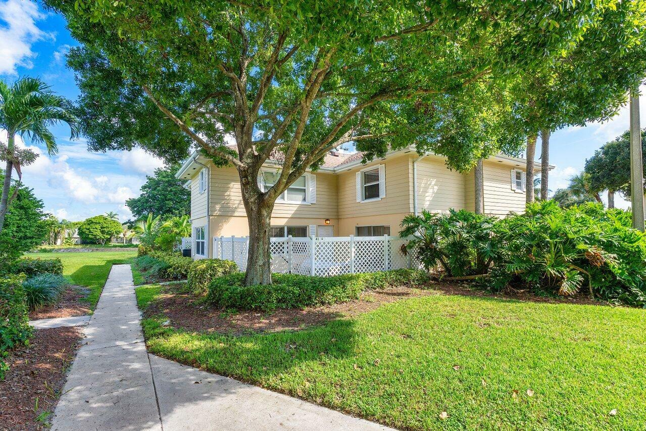 Property Photo:  4101 Roxbury Court  FL 33436 