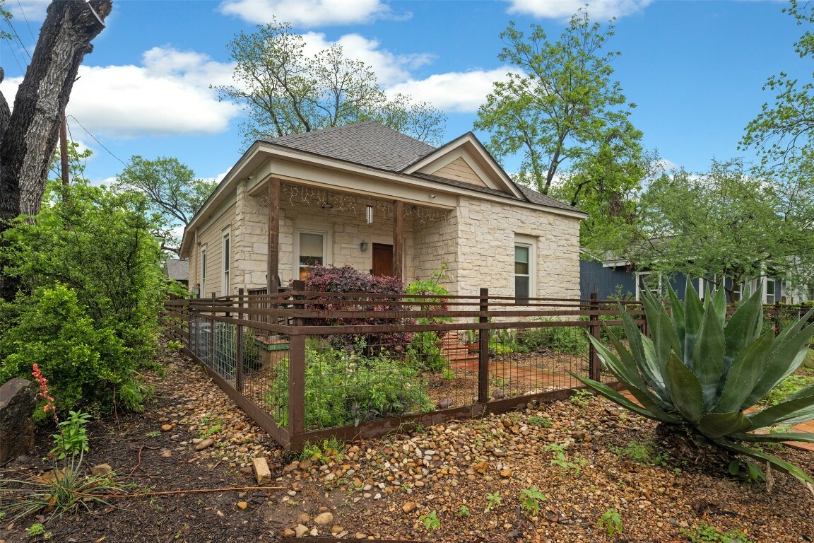 Property Photo:  2300 Willow Street  TX 78702 