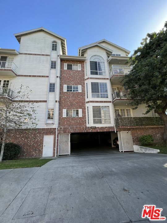 Property Photo:  1210 S Shenandoah St 304  CA 90035 