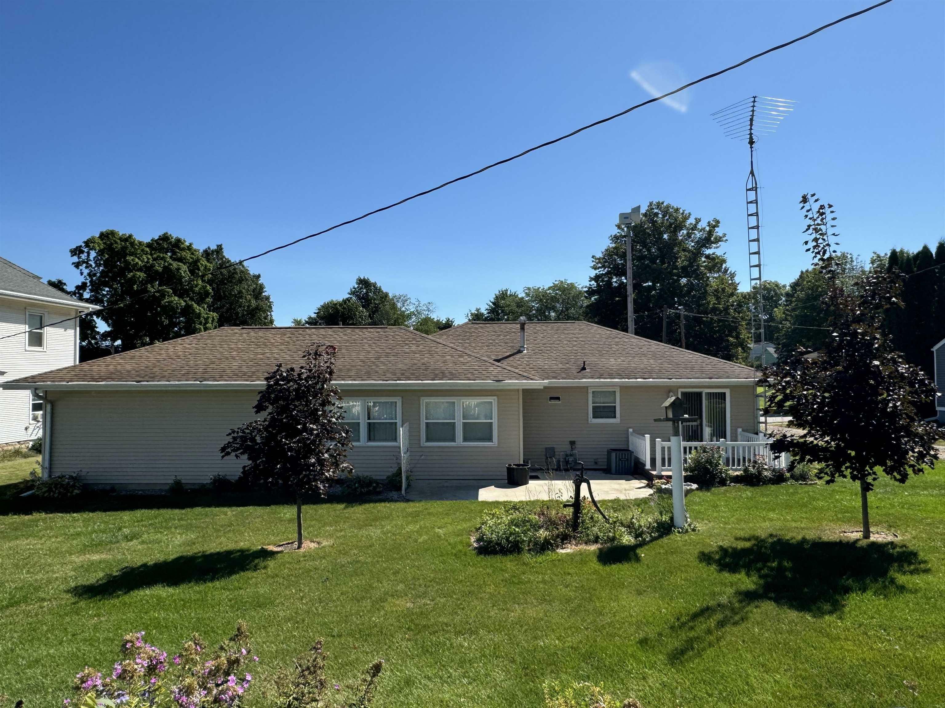 Property Photo:  325 10th Street  IA 50604 