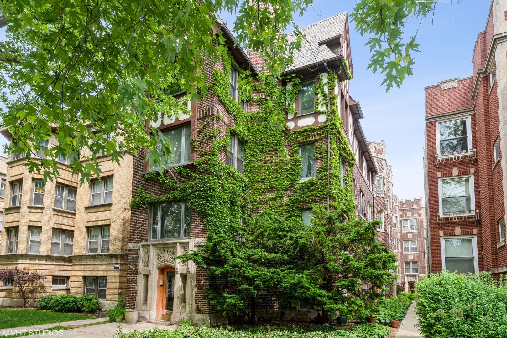Property Photo: 1354 W Greenleaf Avenue 1B IL 60626