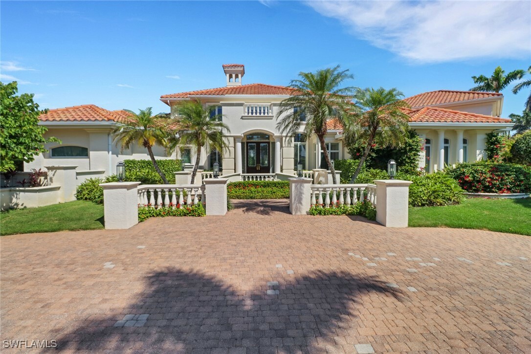 Property Photo: 355 Sedgwick Court FL 34108