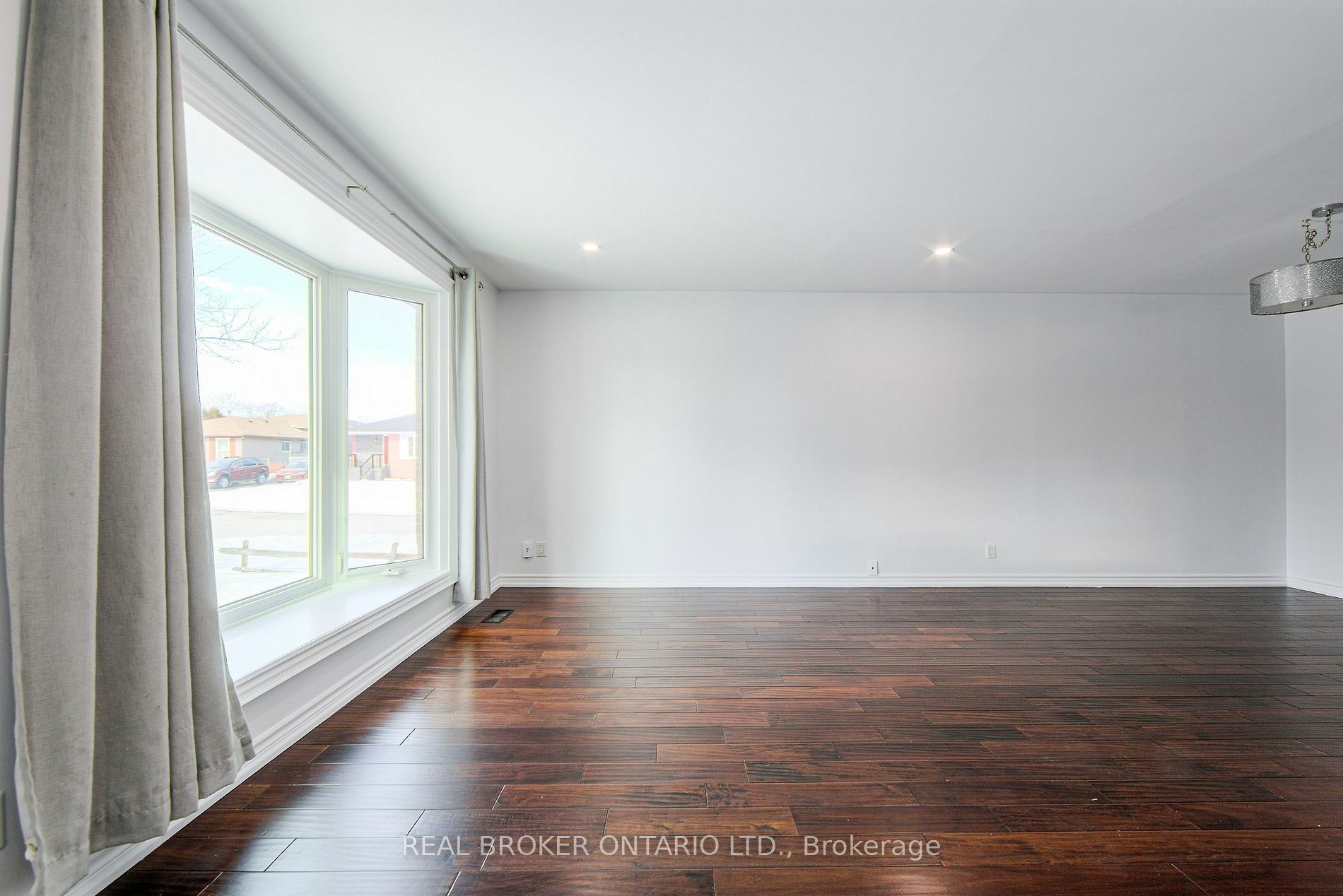 Photo de la propriété:  855 Miriam Rd  ON L1W 1X7 