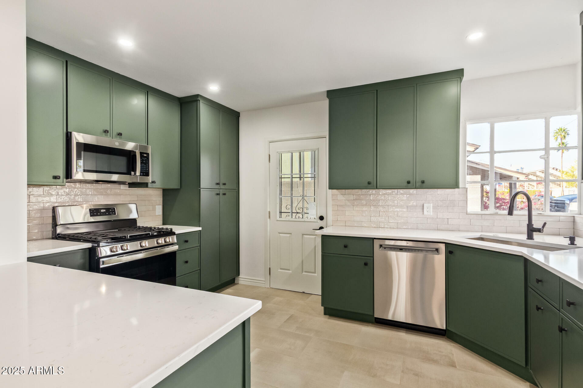 Property Photo: 2938 N 15th Avenue AZ 85015