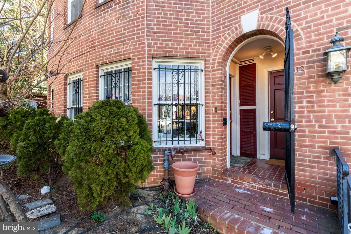 Property Photo:  512 6th Street SE  DC 20003 