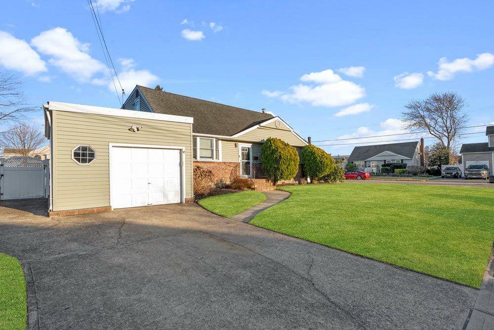 559 Center Briarwood Avenue  West Islip NY 11795 photo