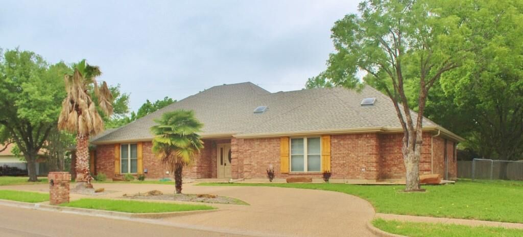 Property Photo: 904 Williamsburg Drive TX 75119