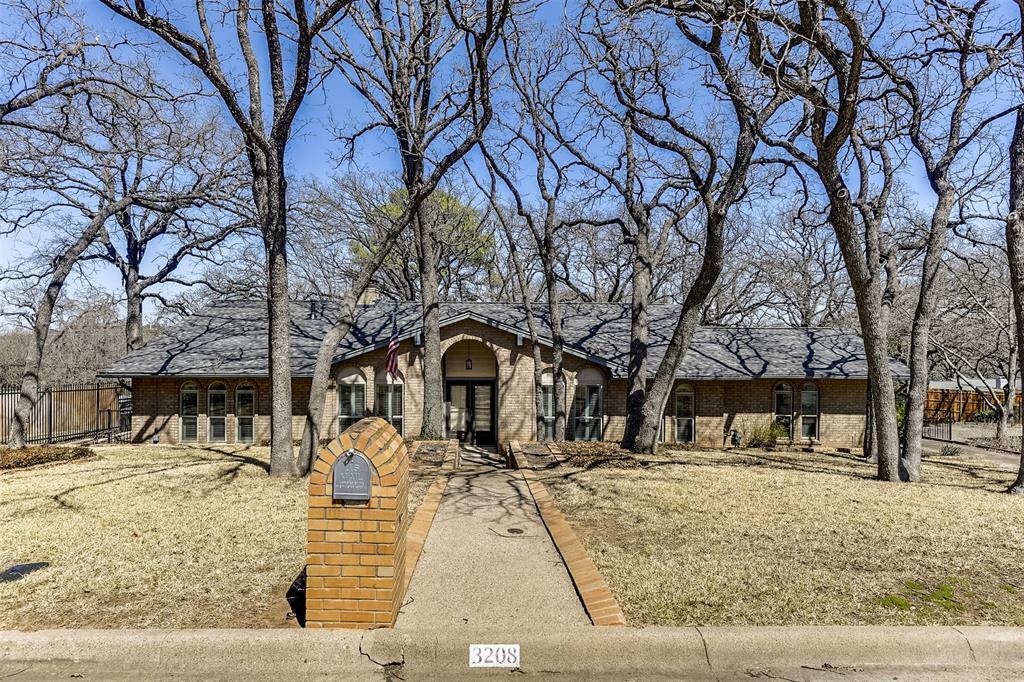 Property Photo:  3208 Cambridge Drive  TX 76013 