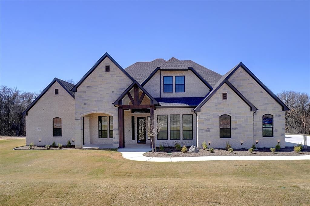 Property Photo: 5021 Glenoaks Court TX 76088