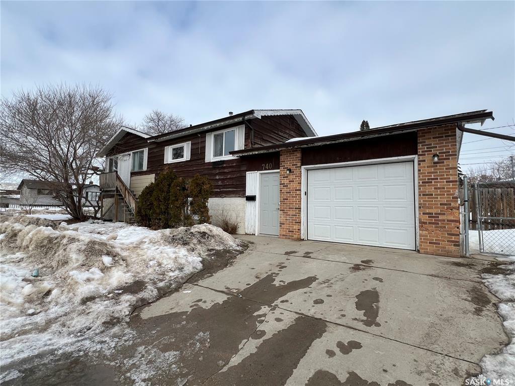 Property Photo:  740 Weldon Avenue  SK S7M 2V2 