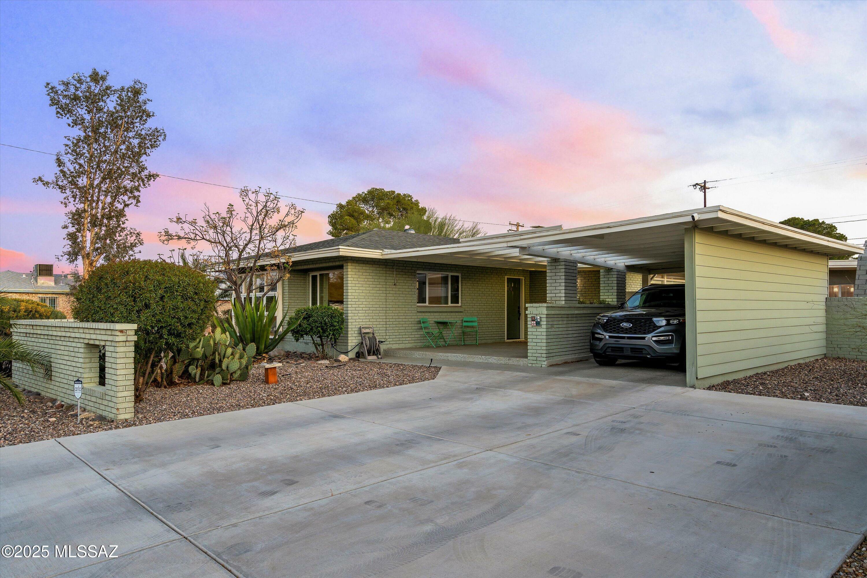 Property Photo:  2644 E Helen Street  AZ 85716 