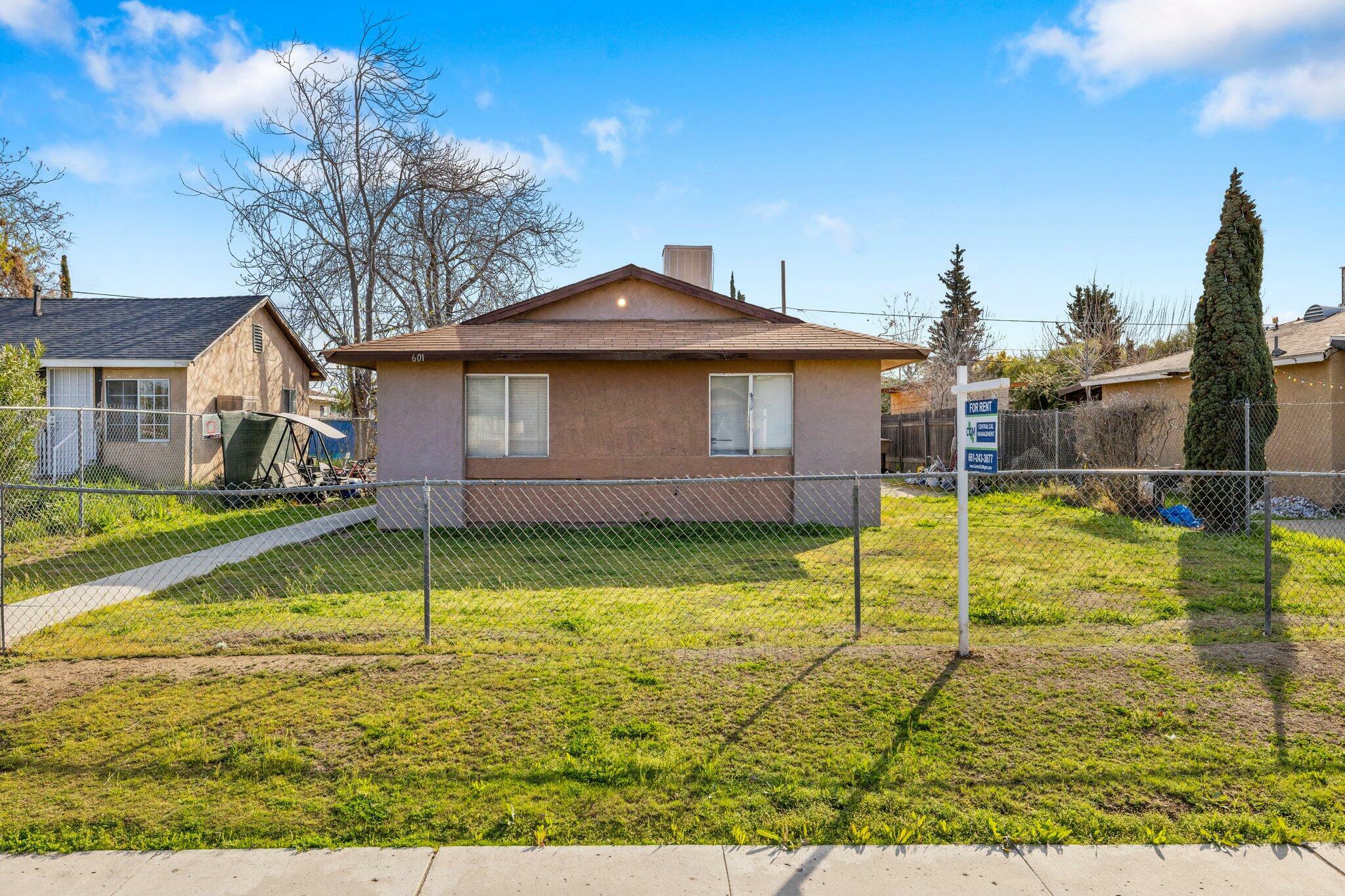 Property Photo:  601 Brown Street  CA 93305 