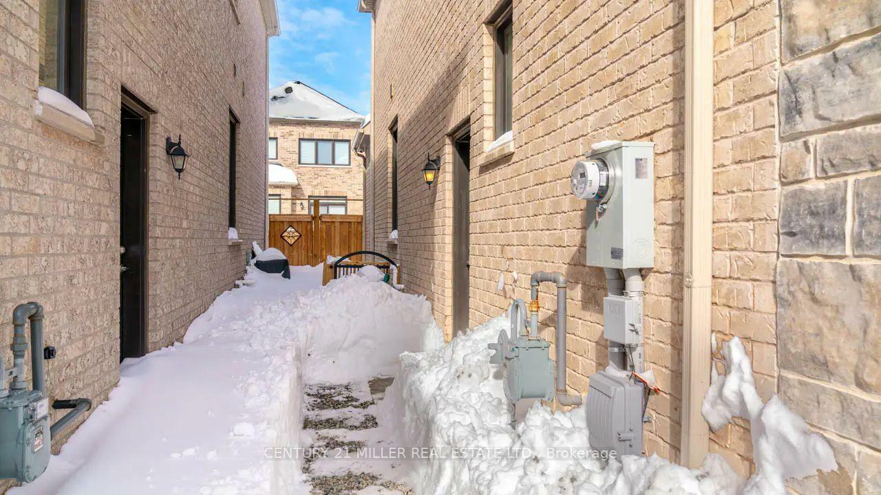 Property Photo: 334 Thimbleweed Crt Lower ON L9E 1T2