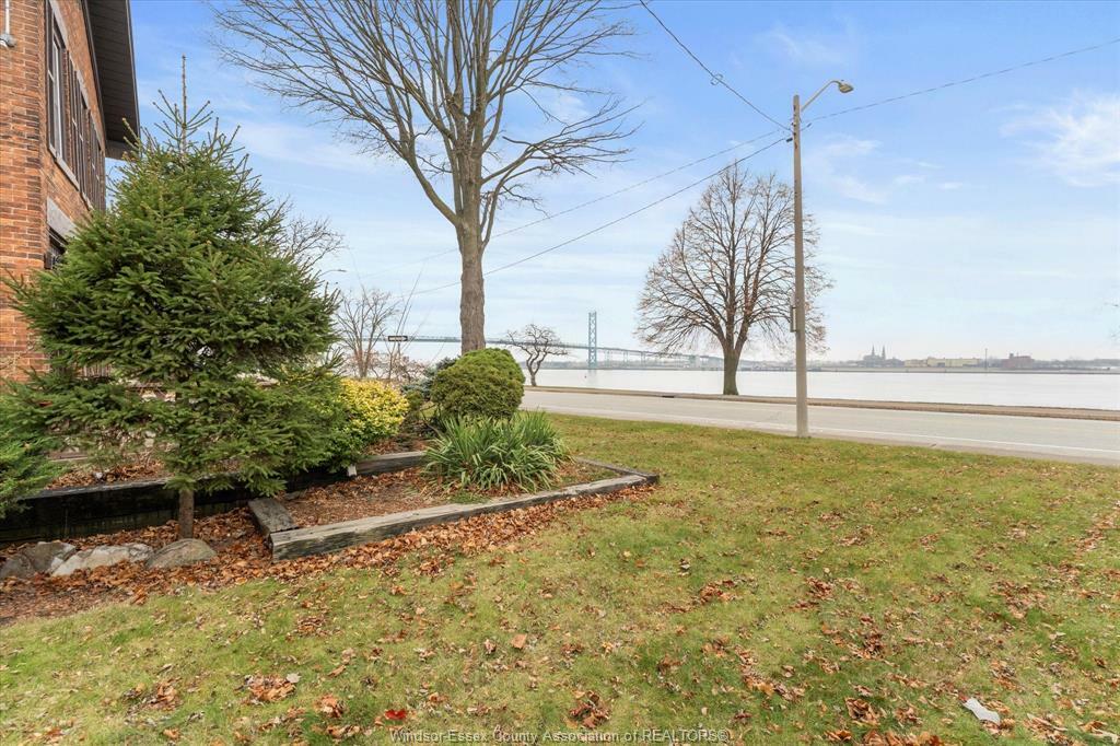 Photo de la propriété:  2081 Riverside Drive West  ON N9B 1A7 