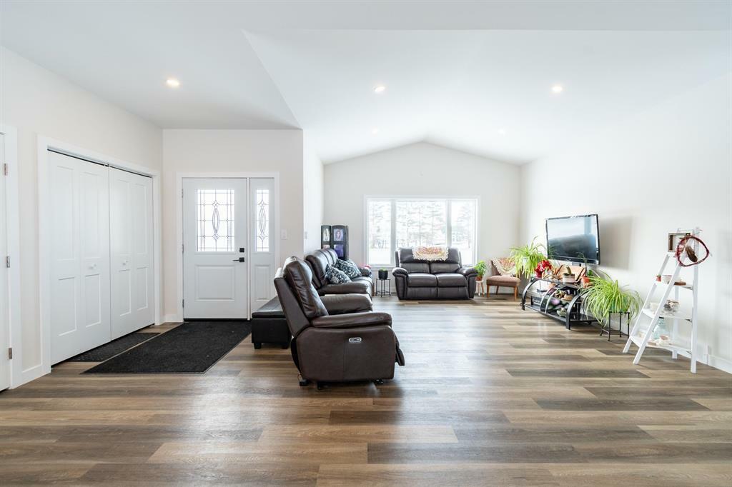 Property Photo: 727 Edith Avenue MB R0C 2L0