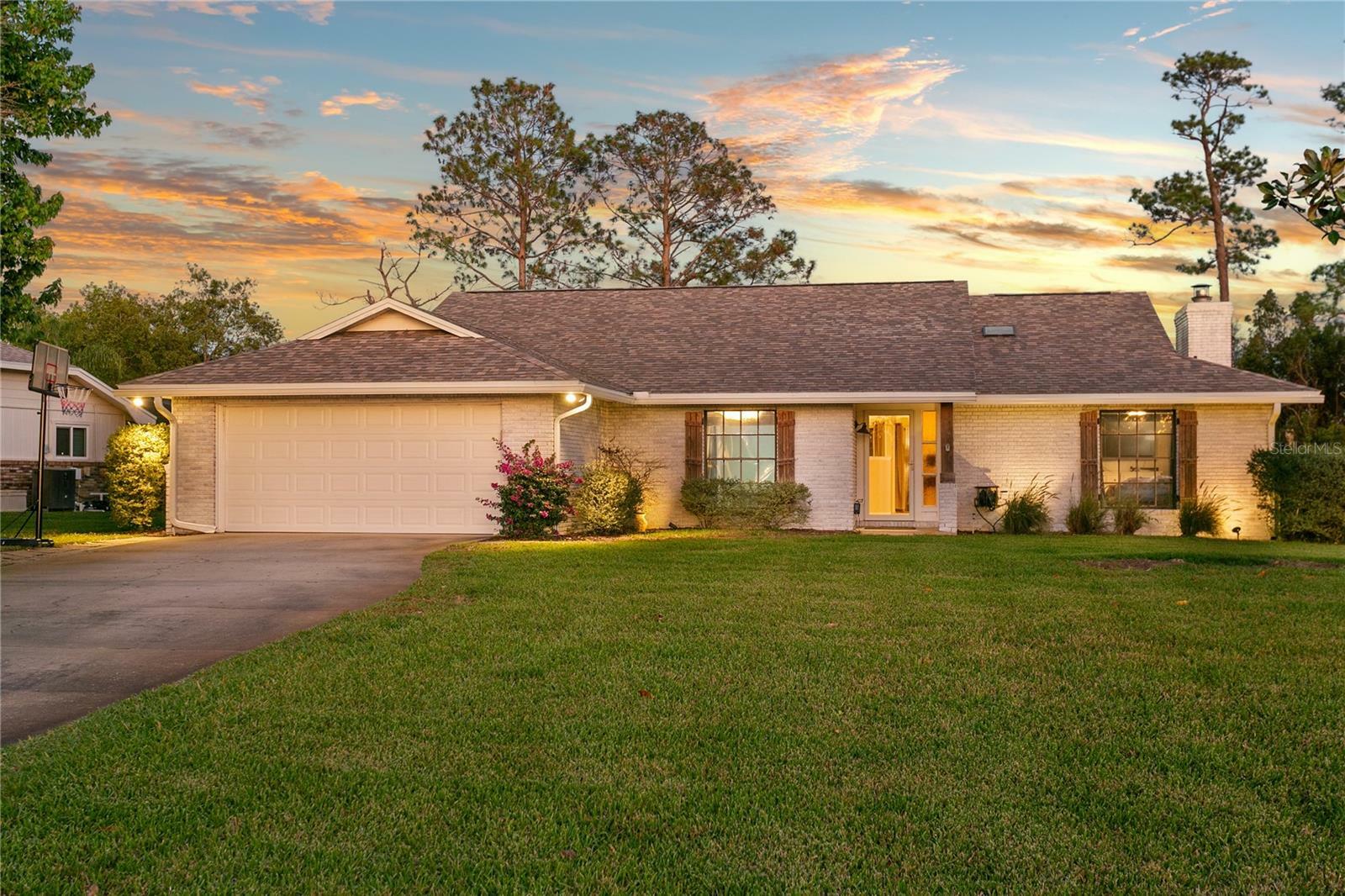 Property Photo: 425 N Pine Meadow Drive FL 32713
