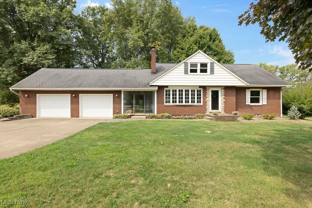 Property Photo: 389 Homeworth Road OH 44601