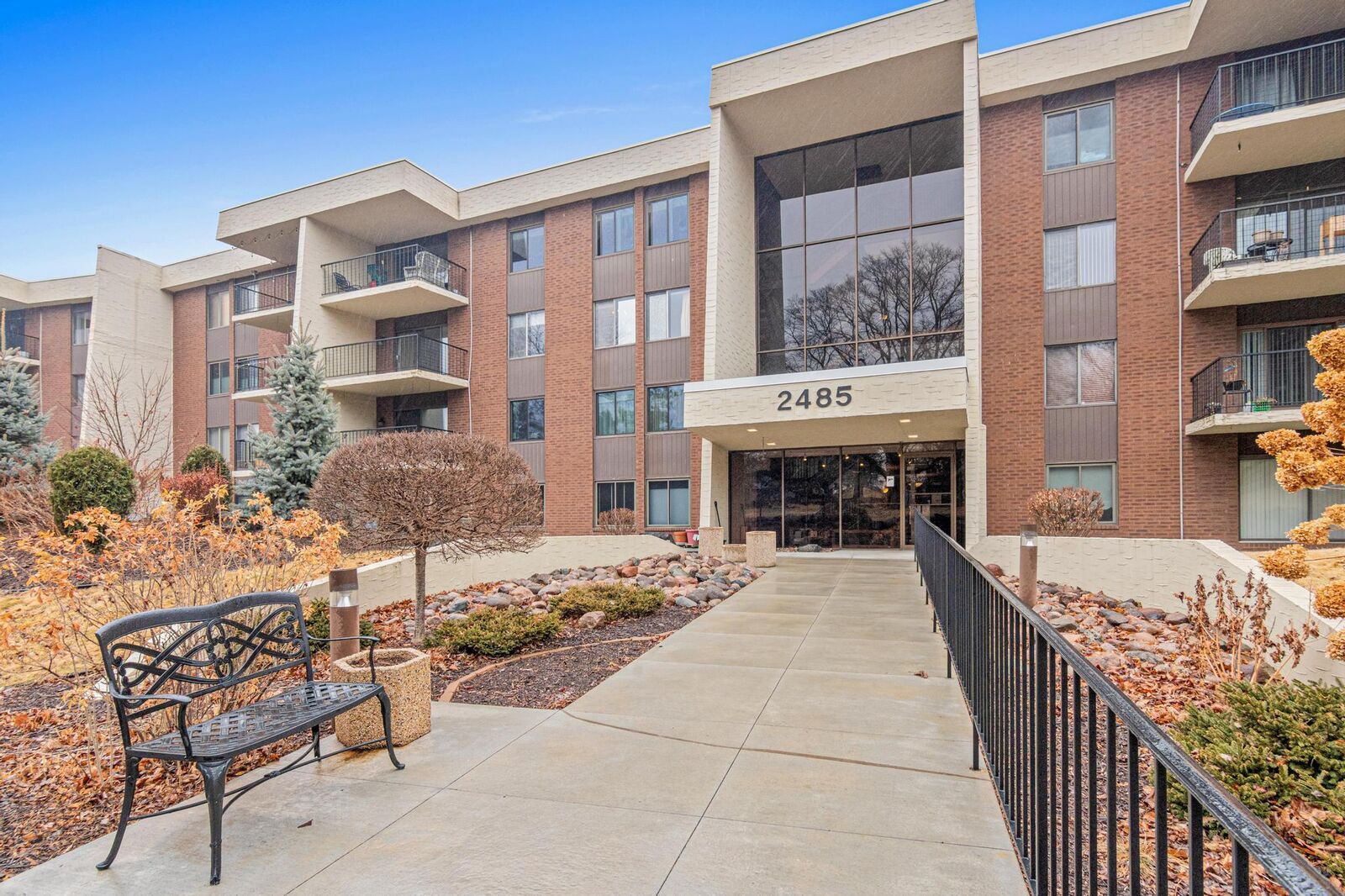 Property Photo:  2485 Londin Lane E 315  MN 55119 