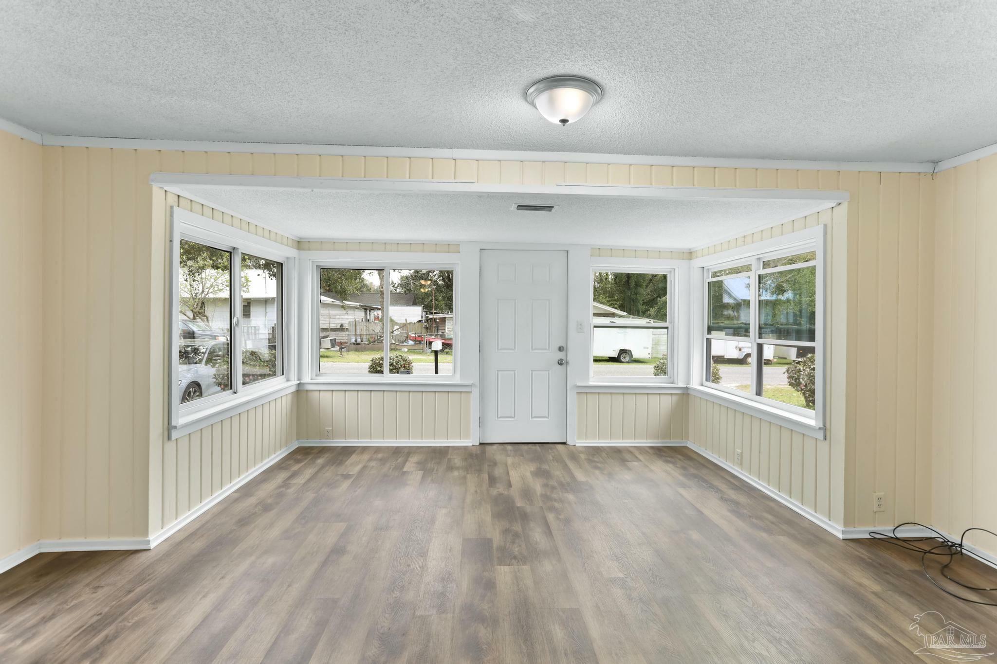 Property Photo: 615 N Wentworth St FL 32505