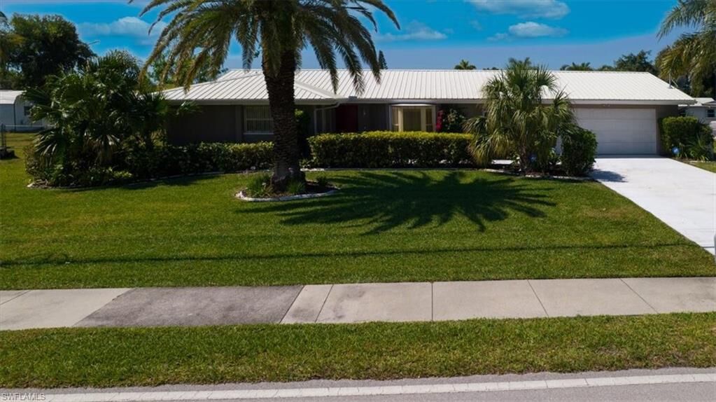 Property Photo: 3724 Country Club Blvd FL 33904