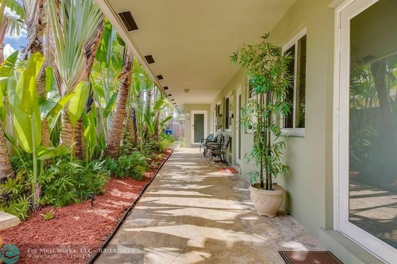 Property Photo: 1645 N Dixie Hwy FL 33305
