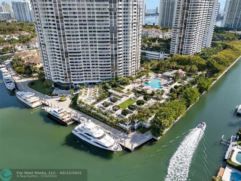Property Photo: 1000 E Island Blvd 807 FL 33160