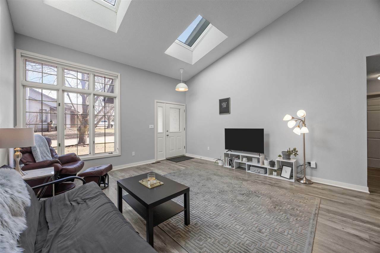 Property Photo: 828 West Side Dr IA 52246