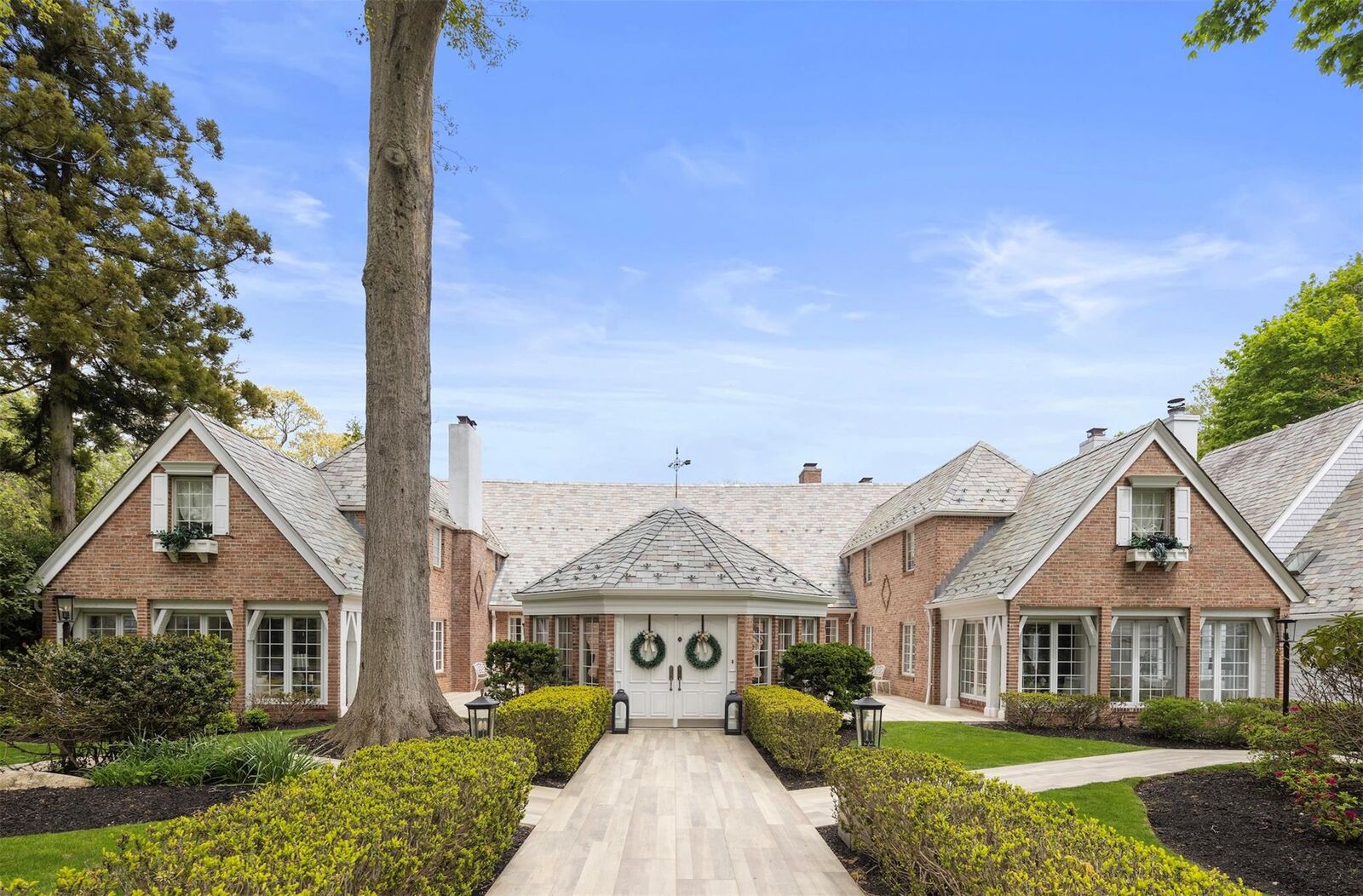Property Photo:  1 Swan Place  NY 11780 
