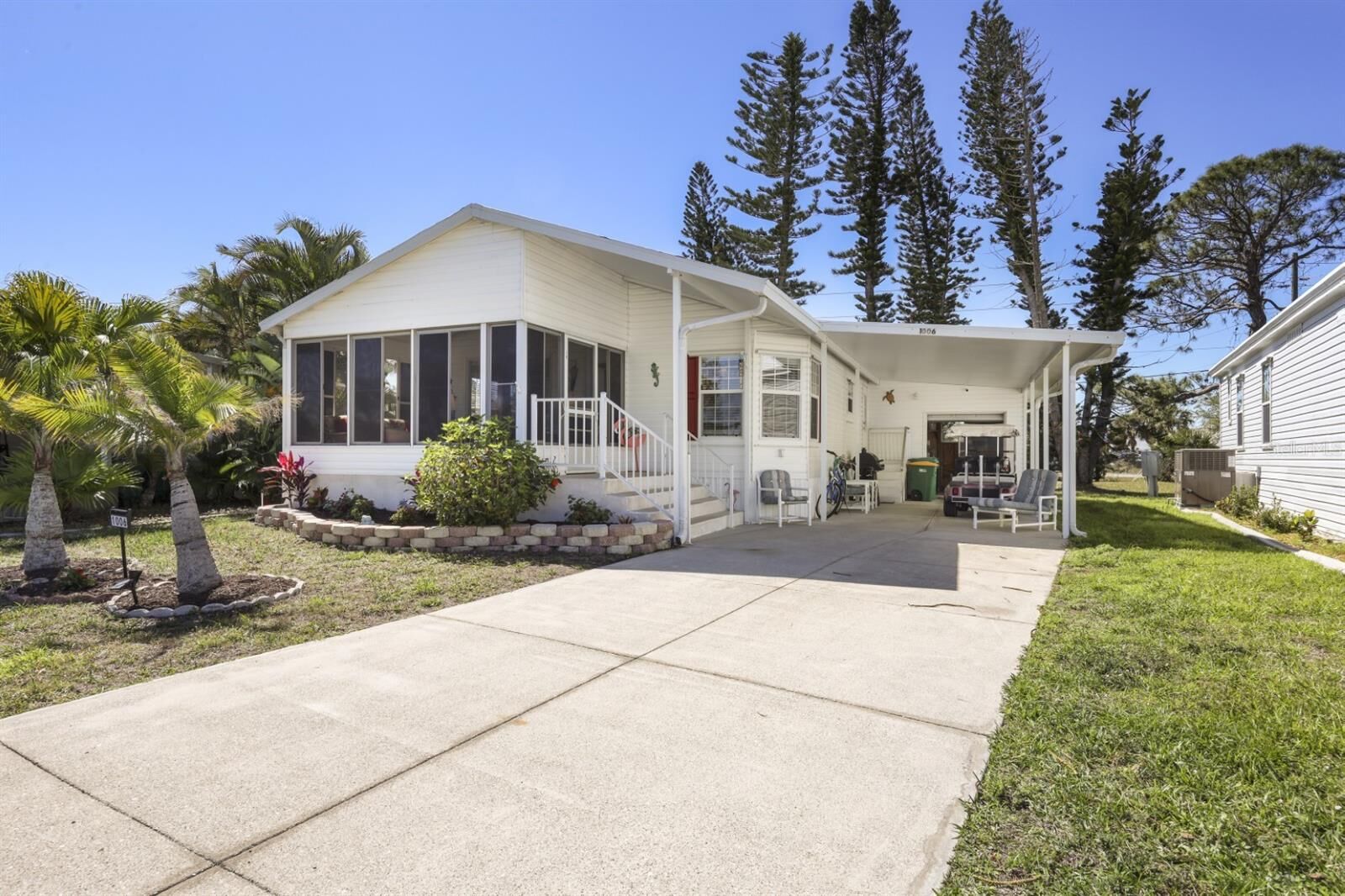 Property Photo:  2100 Kings Highway 1006  FL 33980 