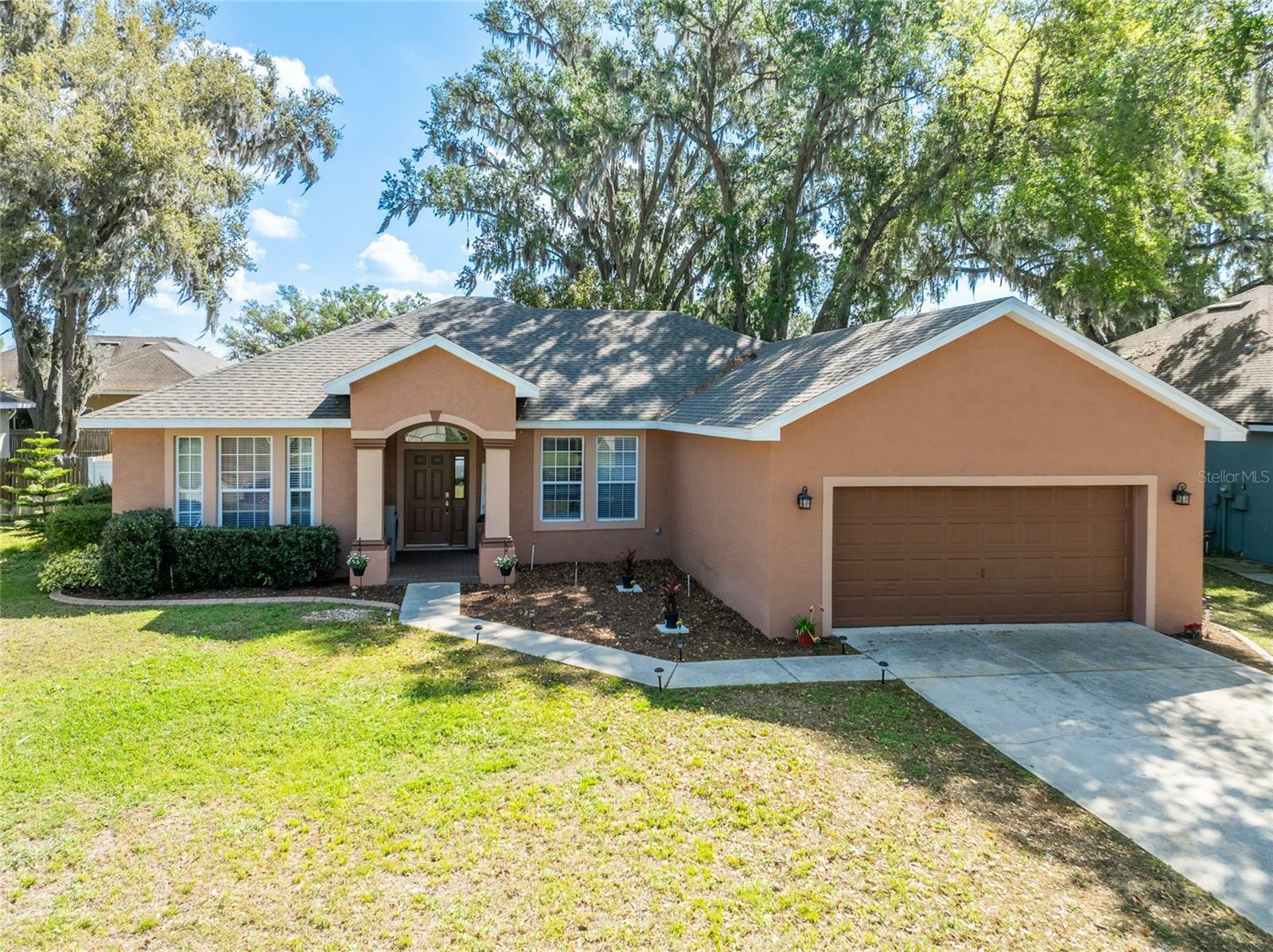 Property Photo: 5416 Oxford Manor Circle FL 33810