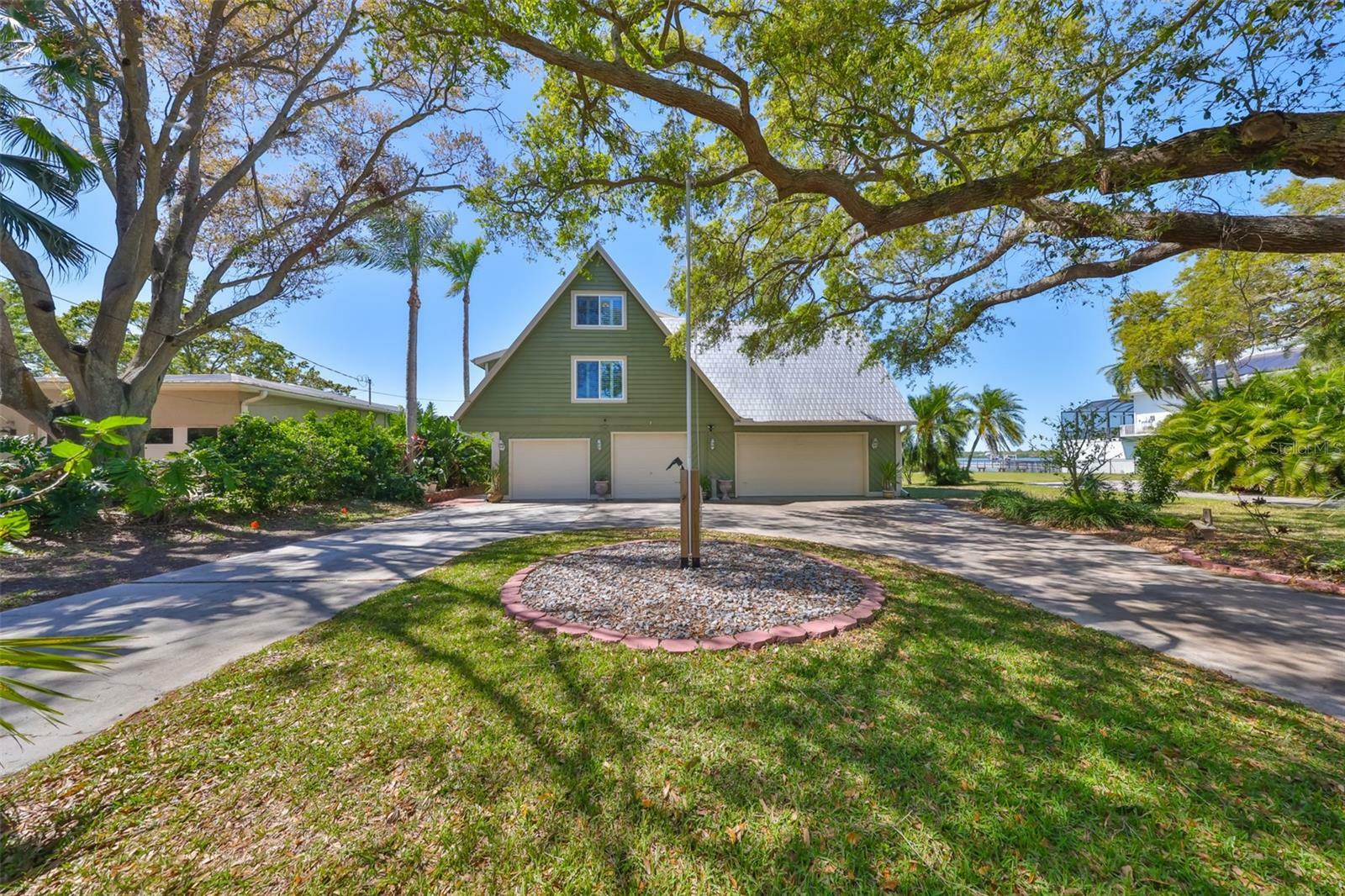 Property Photo:  352 Shore Drive E  FL 34677 