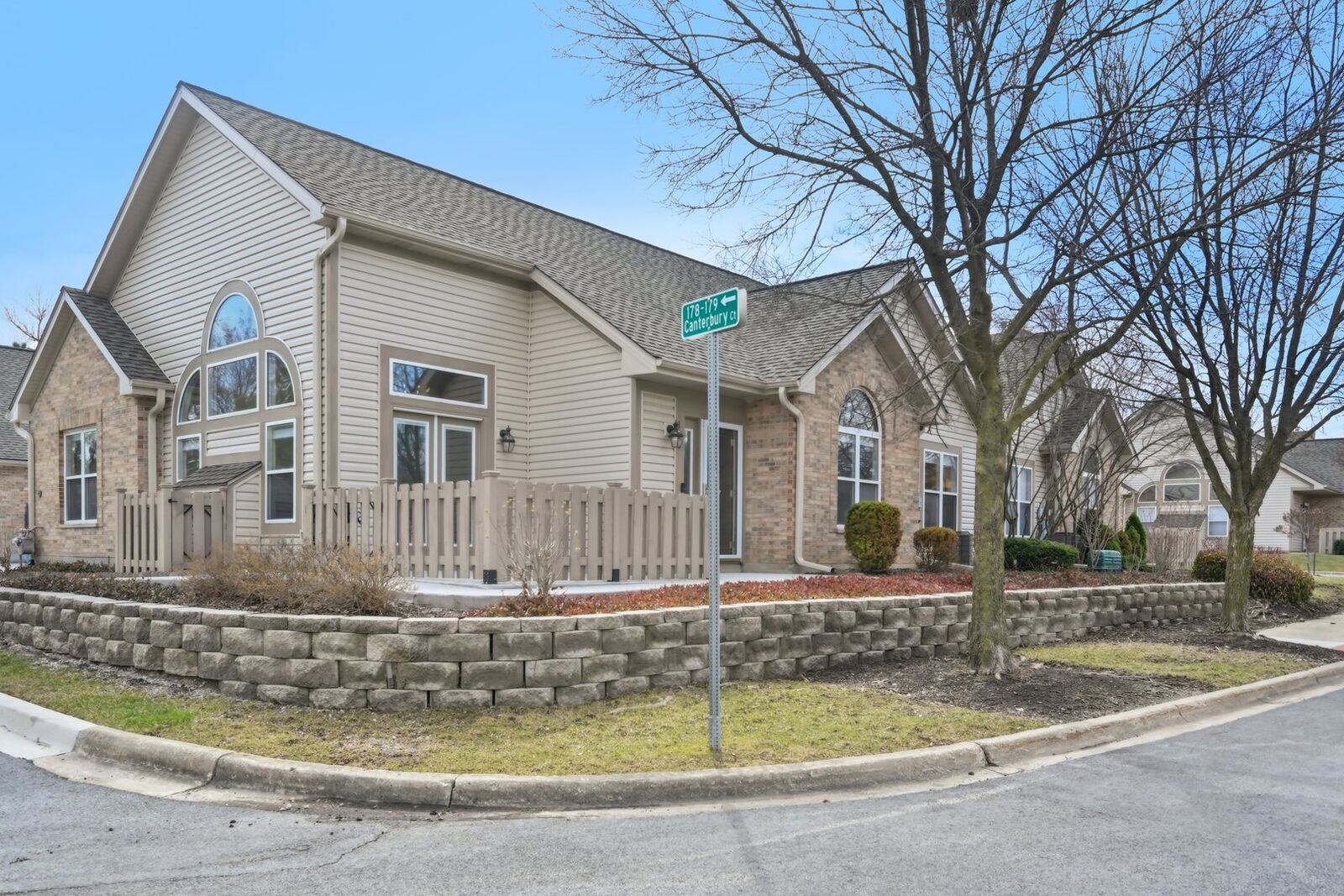 Property Photo:  178 Canterbury Court  IL 60108 