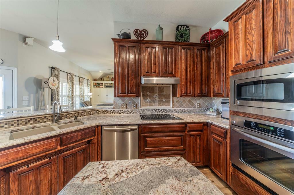 Property Photo: 11621 Willow Springs Road TX 76052