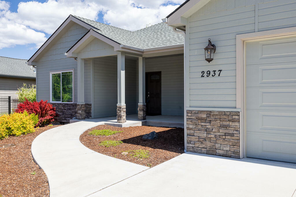 Property Photo: 2937 Front Street OR 97601