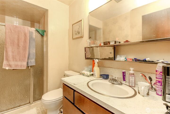Property Photo: 424 E 80th St WA 98404