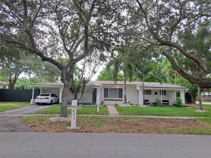 911 W Country Club Cir  Plantation FL 33317 photo
