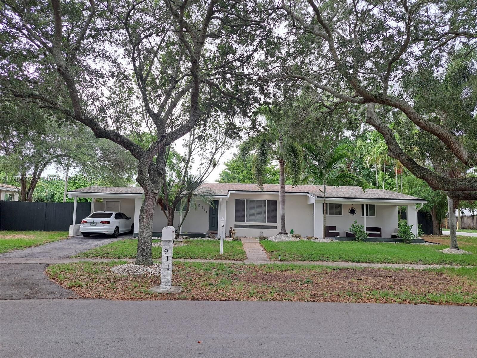 Property Photo: 911 W Country Club Cir FL 33317