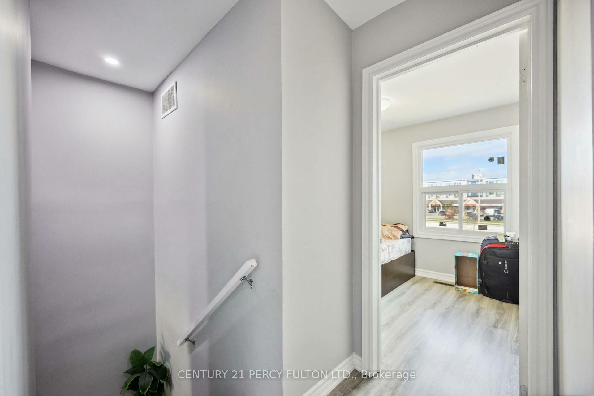 Photo de la propriété: 47 Woolenscote Circle ON M9V 4R6