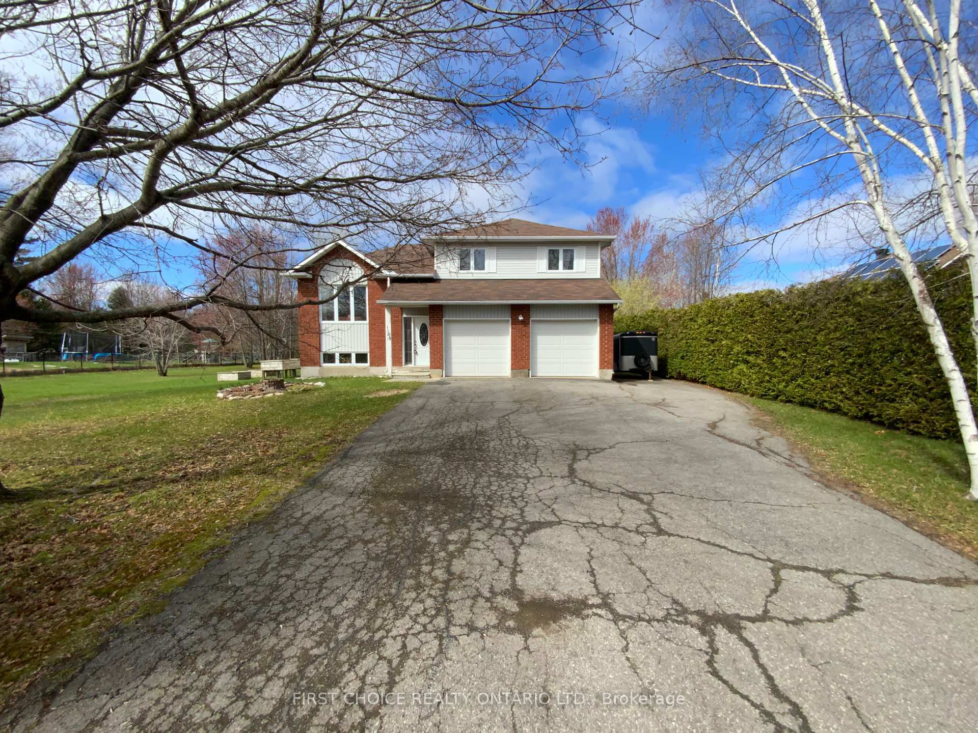 Photo de la propriété: 1108 Des Cerisiers Street ON K4K 1K9