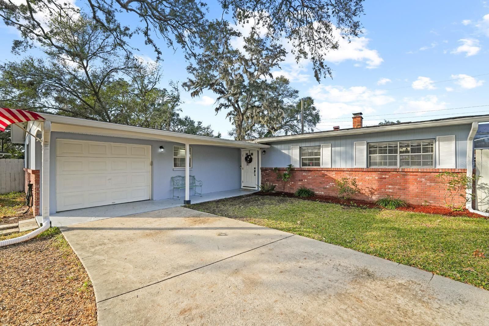 Property Photo:  910 Edgedale Circle  FL 33510 