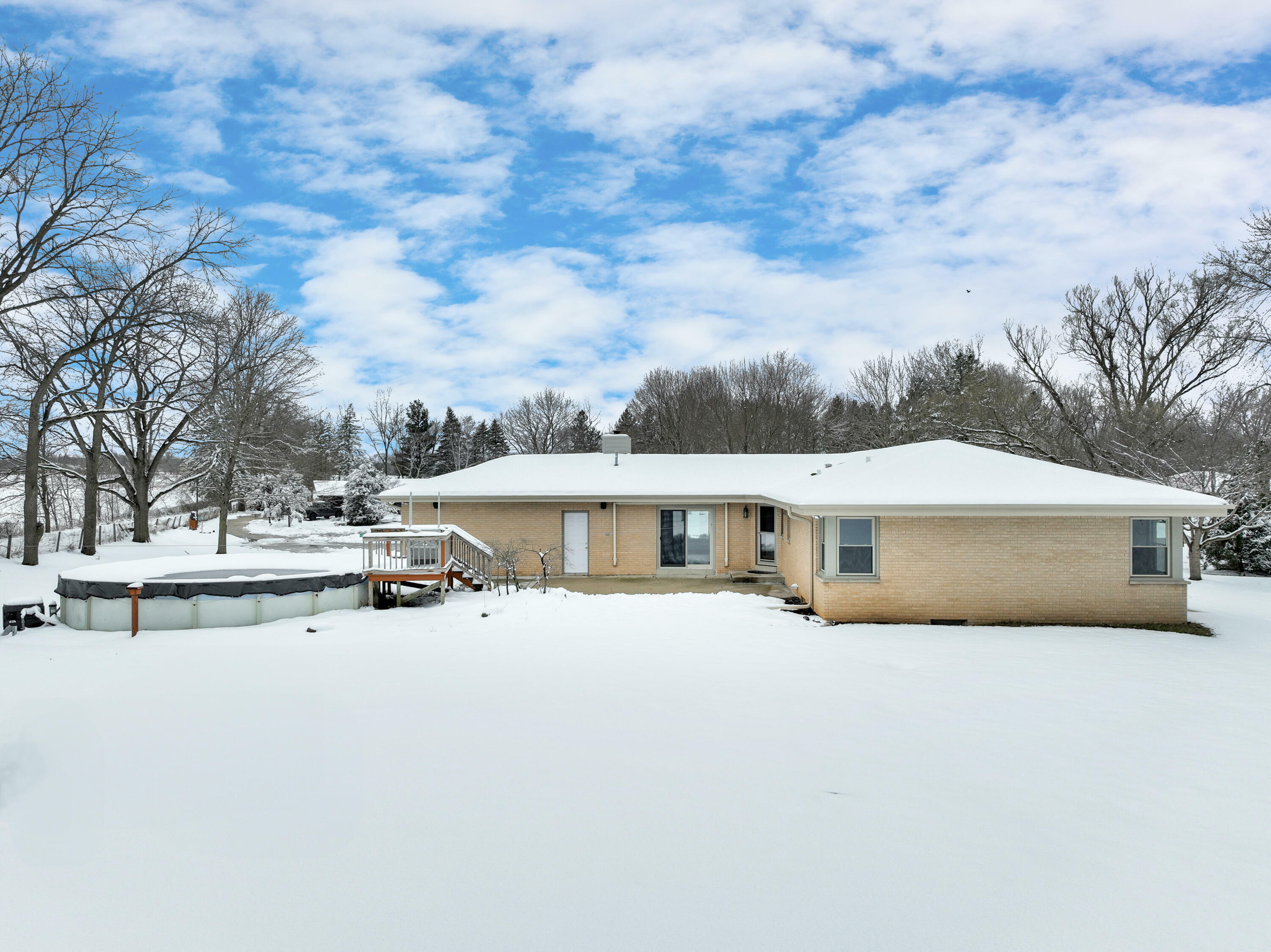 Property Photo: W243s10280 Meadow Cir WI 53103
