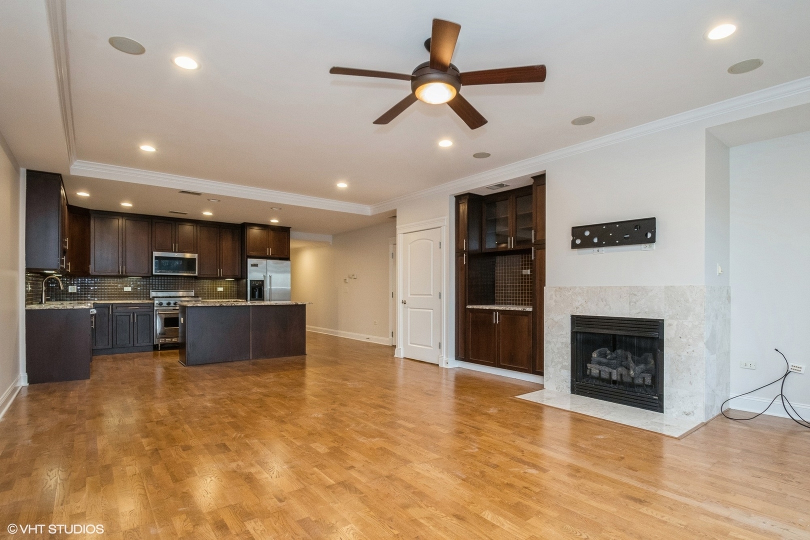 Property Photo: 1909 W Diversey Parkway 301 IL 60614