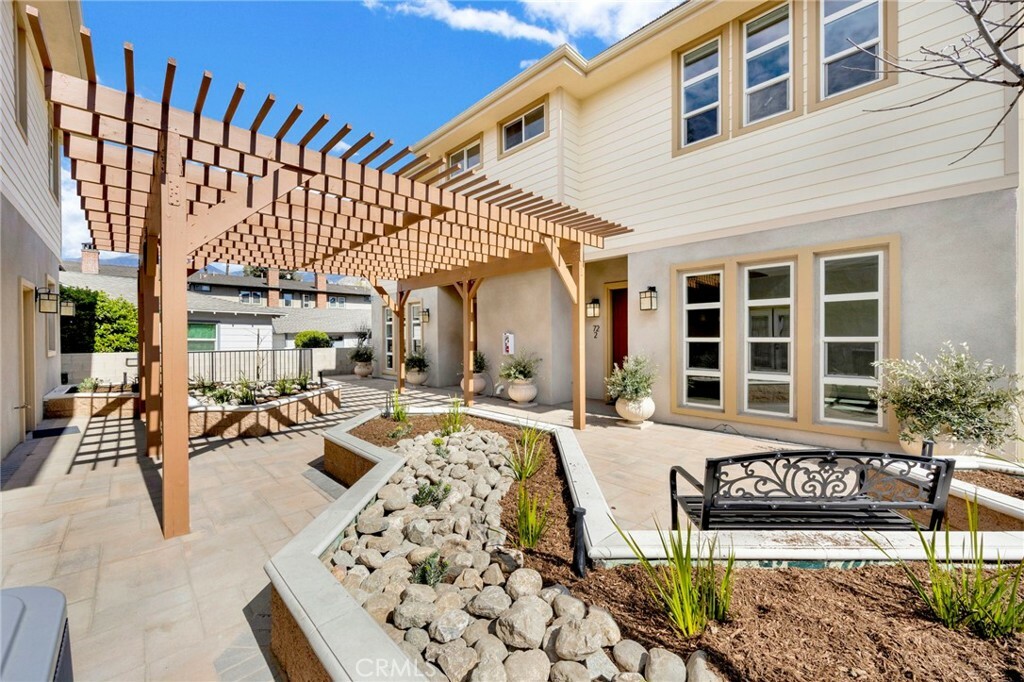 Property Photo: 72 S Oak Avenue 1 CA 91107