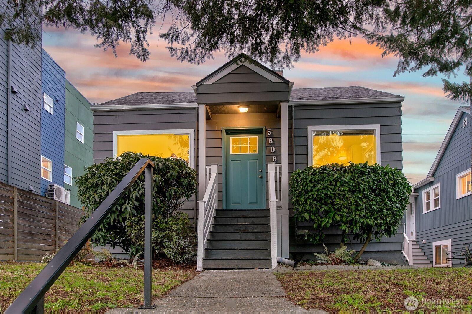 Property Photo:  5606  25 Avenue SW  WA 98106 