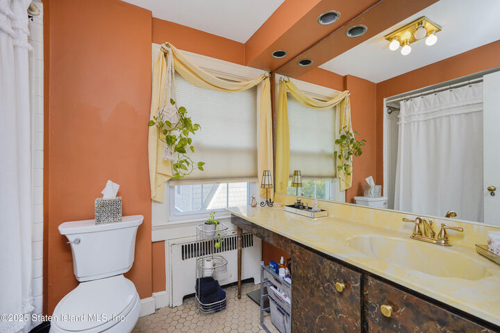 Property Photo:  44 Westbury Avenue  NY 10301